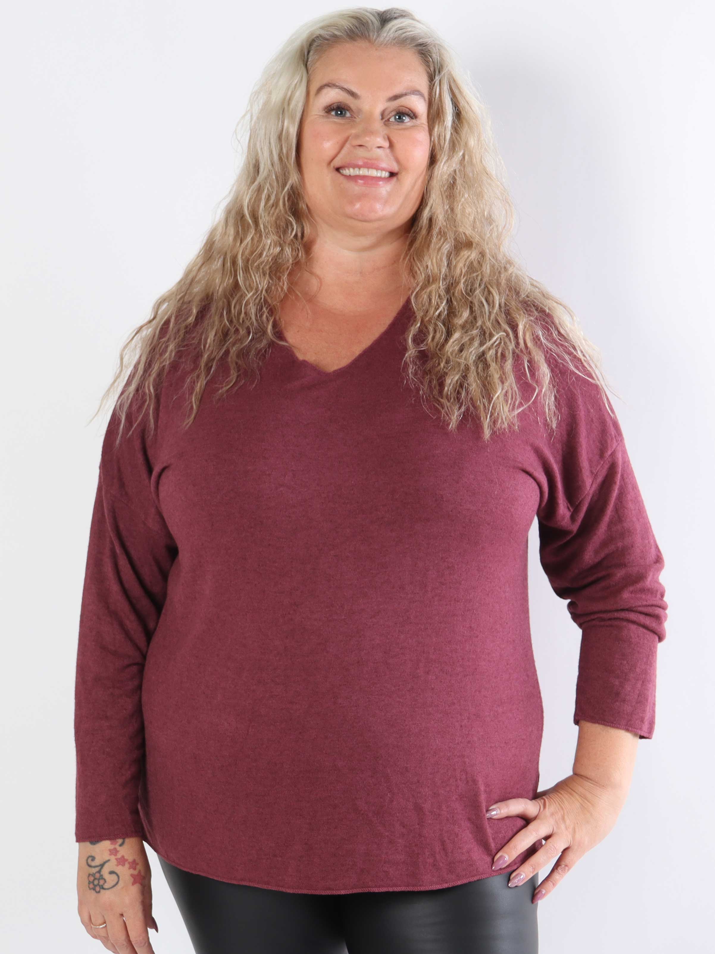 Djamila - Blød plus size bluse i viskose med v-udskæring